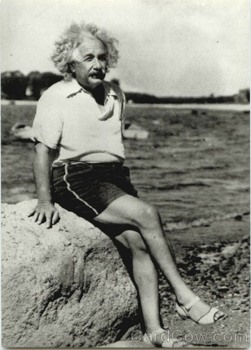 Albert-Einstein-At-Beach-1945-Celebrities-28954.Jpg