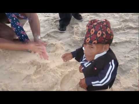 Chandra Bahadur Dangi at Bondi Beach - raw video