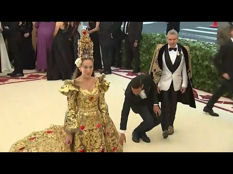 10 Weirdest Outfits in Met Gala History - 49