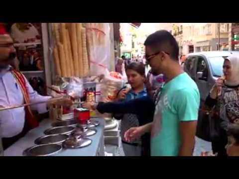 Turski Prodavac Sladoleda Pokazao Svoju Magiju / Turkish ice cream vendor showed their magic