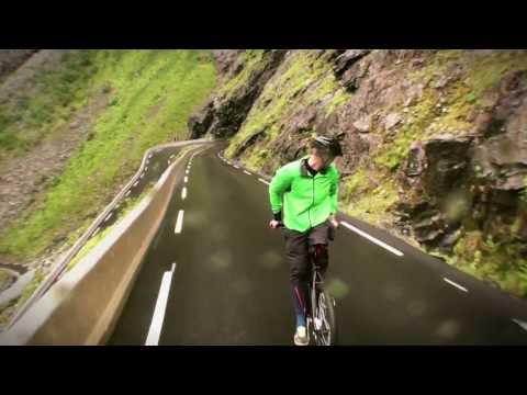 Eskil禅 riding a bike backwards at 80 km/h (top speed) Trollstigen