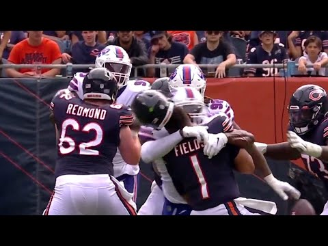 Justin Fields gets helmet knocked off after HUGE HIT