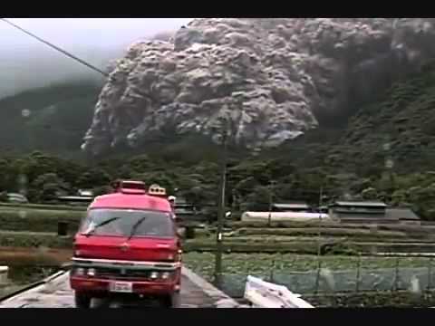 Dome collapse and pyroclastic flow at Unzen Volcano