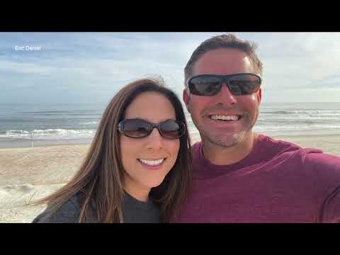 Couple gets married at Christmas parade