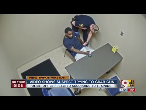 Murder suspect grabs for officer&#039;s gun