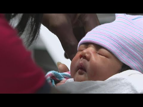 Employees, fiancé help deliver baby girl in McDonald&#039;s bathroom