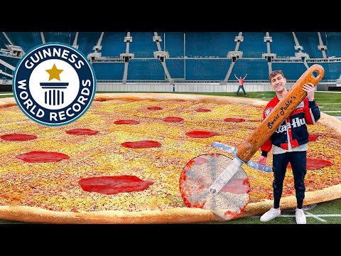 I Made The World&#039;s Largest Pizza (132 Feet)