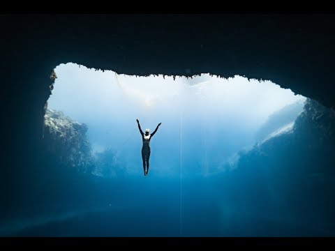 Anna freediving Dean&#039;s Blue Hole