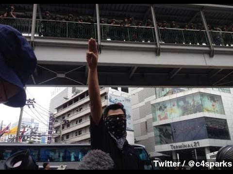 Protesters In Thailand Using The &#039;Hunger Games&#039; Salute