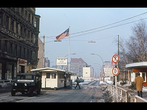 Checkpoint Charlie - Berlin&#039;s Cold War Frontier