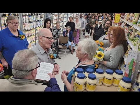 Couple gets married in grocery store aisle in Arizona