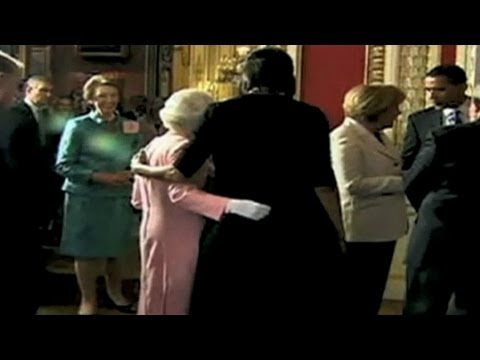 First lady&#039;s surprising hug from the Queen of England