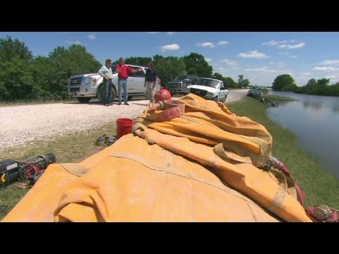 Mississippi levee trying to hold on