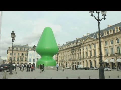 What is that? &quot;Provocative&quot; Christmas tree raising eyebrows in Paris