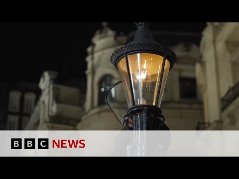 King&#039;s Coronation: The last lamplighters of London - BBC News