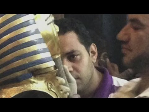 Was King Tut&#039;s beard broken off and glued back on?