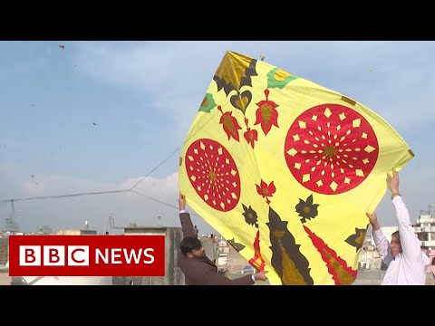Hundreds defy banned Pakistan kite flying festival - BBC News