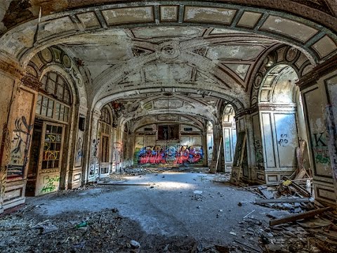 10 Terrifyingly Creepy Abandoned Hotels - 84