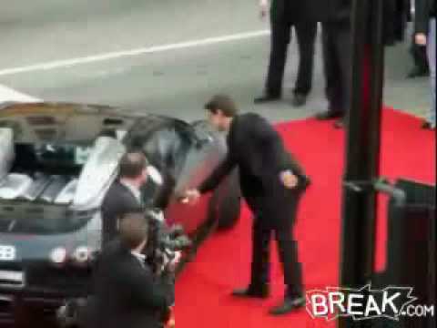 tom-cruise-cannot-open-the-door-of-his-bugatti-veyron-ar8283