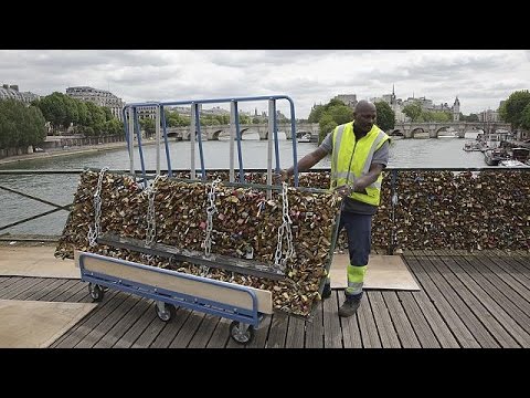 &#039;Love locks&#039; removed from Paris bridge