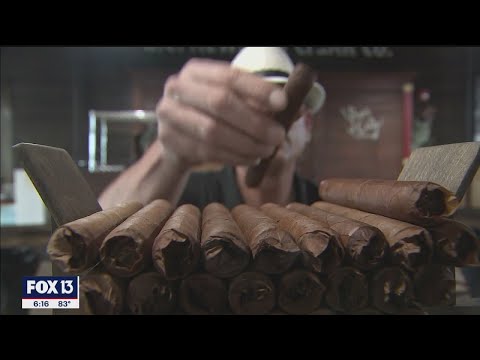 The role of &#039;el lector&#039; in Ybor City&#039;s cigar factories