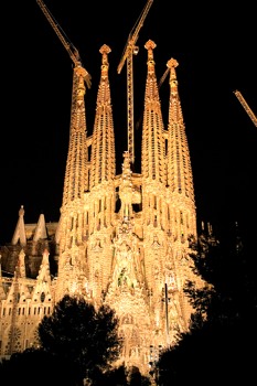 Sagrada Familia By Night 2006.Jpg