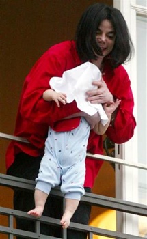 Michael-Jackson-Dangling-Baby-Son