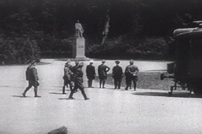 Hitler And German-Nazi Officers Staring At French Marechal Foch Statue June25 1940.Png