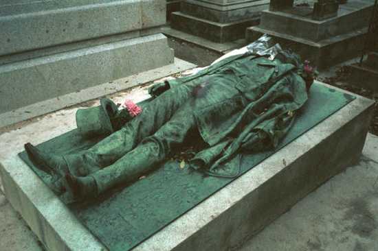 Top 10 Fascinating Graves in P re Lachaise - 75