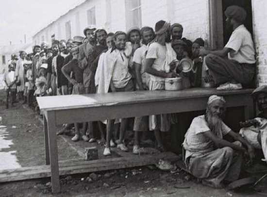 D822-095 Zoltan Kluner 1949 - Yemenite Immigrants Outside Dining Hall
