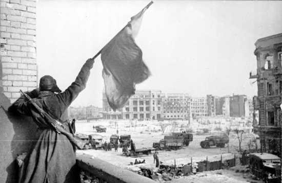 Bundesarchiv Bild 183-W0506-316%2C Russland%2C Kampf Um Stalingrad%2C Siegesflagge
