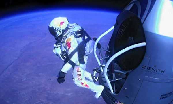 Felix-Baumgartner-Skydive-010