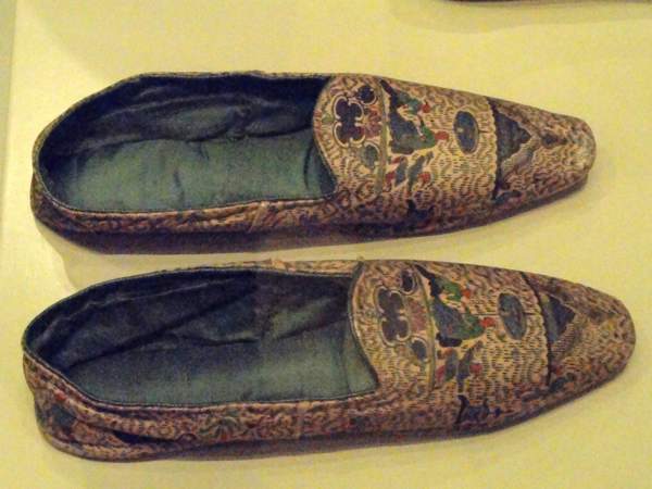 Men's Informal Slippers, England, C. 1845-1855, Printed Leather With Silk Tabby Lining - Patricia Harris Gallery Of Textiles %26 Costume, Royal Ontario Museum - Dsc09461