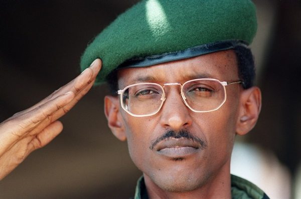 Paul-Kagame-Saluting