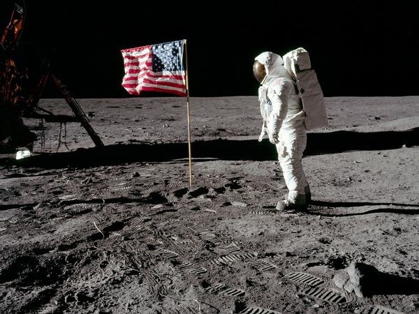 Flag-Waving-Moon-Landing 9803 600X450