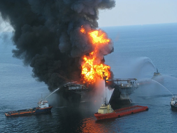 800Px-Deepwater Horizon Offshore Drilling Unit On Fire 2010
