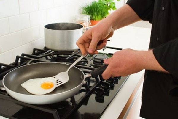 Getty-Rf-Photo-Of-Man-Cooking-Egg-Teflon-Skillet