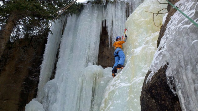 Ice-Climbing-hidden-falls-Estes-Park