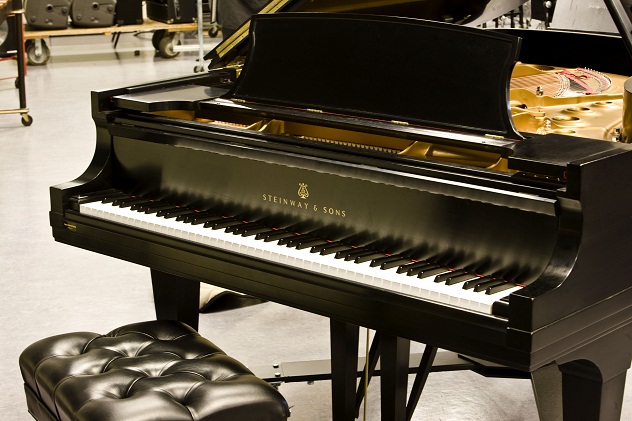 Steinway_&_Sons_Grand_Piano