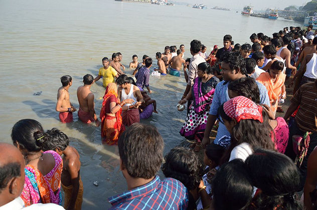 7_Holy_Bathe_in_Ganges