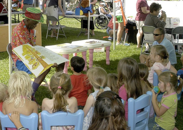 800px-US_Navy_070421-N-1280S-001_Wally_Amos,_founder_of_Famous_Amos_Cookies_takes_children_on_a_reading_adventure_during_Springfest