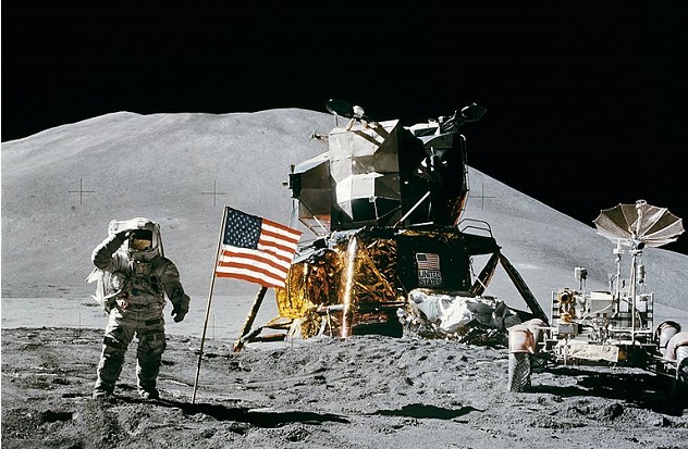 768px-Apollo_15_flag,_rover,_LM,_Irwin
