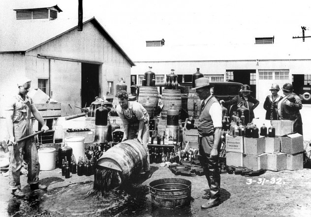 800px-Orange_County_Sheriff's_deputies_dumping_illegal_booze,_Santa_Ana,_3-31-1932