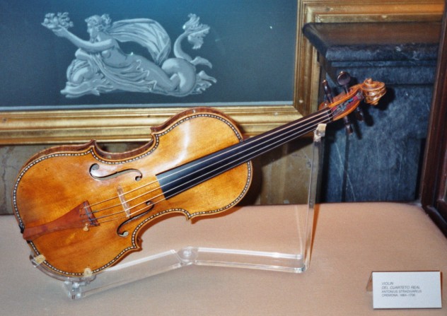 Stradivarius_violin,_Palacio_Real,_Madrid