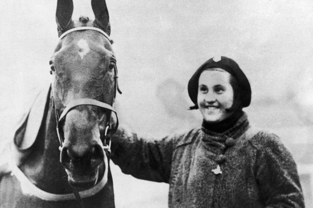 2447109No71-Golden-Miller-with-owner-Dorothy-Paget-after-winning-the-1934-Grand-National-at-Aintree-1811075