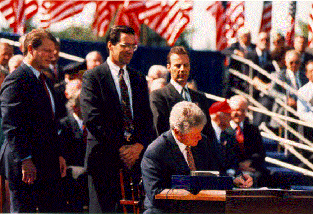 Bill_Clinton_signing_Nafta