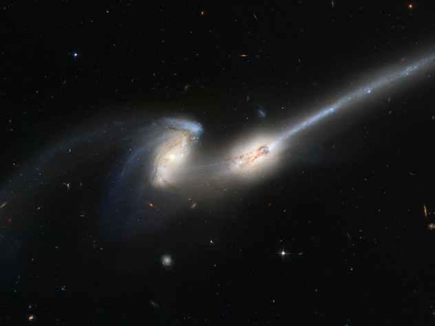 799px-Merging_galaxies_NGC_4676_(captured_by_the_Hubble_Space_Telescope)