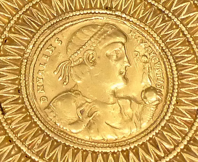 KHM_Wien_32.482_-_Valens_medal,_375-78_AD