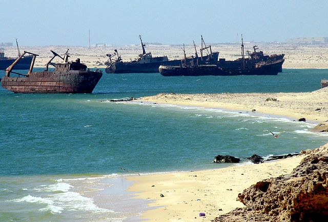 640px-Ships_graveyard,_Nouadhibou,_Mauritania-2