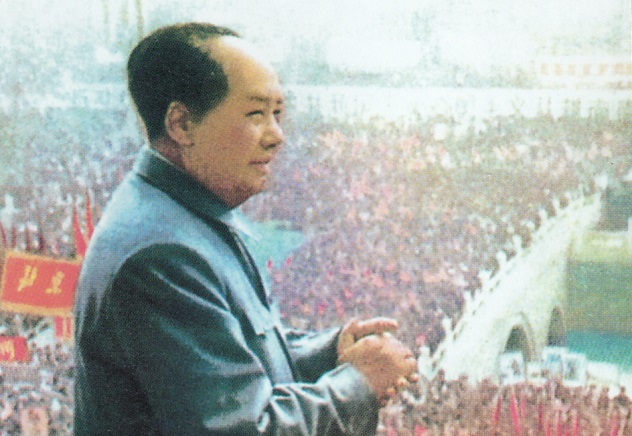 Mao_Zedong_in_front_of_crowd